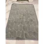 Изтривалка постелка за баня с интересен дизайн на речни камъчета с покрити против хлъзгане