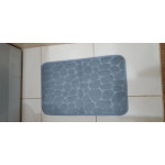Изтривалка постелка за баня с интересен дизайн на речни камъчета с покрити против хлъзгане