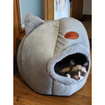 Комфортна зимна хралупка за котка или малко куче изключително уютна и мека, къщичка в заоблена форма с пухкава подплата от вътре