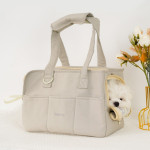  Много удобна чанта за кученца от малките породи, с мека възглавничка, за лесно носене през рамо.