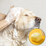 Мултифункционална четка за къпане на куче с контейнер за течен сапун или балсам за разресване по време на къпане.
