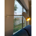 Стилна нощна лампа с голяма подвижност на раменете и възможност за насочване във всички посоки, много подходяща за спалня, всекидневна, осветление за магазин или галерия