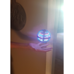 Магическа светеща топка бумеранг, хвърляте я и се връща обратно в ръката ви, допълнителен аксесоар магическа пръчка с която контролирате посоката на летене на топката от разстояние