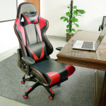 Червен геймърски или офис въртящ стол с регулиране на височината на подлакътниците, промяна височината на стоене и наклона на облегалката до 135 градуса с поставка лежанка за крака