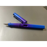 Страхотен тънкописец тип писалка с корпус от преливащи се цветове и сменяем пълнител 