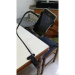 Универсален угаваем държач стенд за телефон този статив стойка за телефон е снабден с щипка за плотове на маса, бюро, легло и др. и движение и нагласяне на 360 градуса