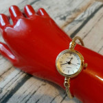 Малък дамски часовник гривна с плетеница и избор от няколко блестящи цвята злато, розово злато, сребро и др 