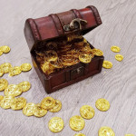 Пиратско съкровище златно съкровище 95 монети изработени от позлатена пластмаса без остри ръбове чудесни за игра на пирати