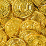 Пиратско съкровище златно съкровище 95 монети изработени от позлатена пластмаса без остри ръбове чудесни за игра на пирати
