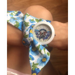 Дамски часовник с циферблат на цветя който се допълва чудесно от каишка връзка от текстил с цветен флорален принт и избор от 16 вида