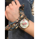 Дамски часовник с циферблат на цветя който се допълва чудесно от каишка връзка от текстил с цветен флорален принт и избор от 16 вида