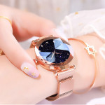 Блестящ дамски часовник с циферблат наподобяващ звездно небе и метална плетена каишка с магнитно закопчаване избор от 6 цвята