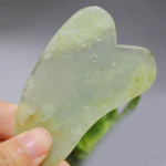 2 В 1 Нефритен зелен ролер за Гуа-Ша масаж въртящ се камък за масаж на лицето, шията и брадичката. 