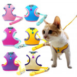 Нагръдник с каишка в бонбонени цветове за безопасно разхождане на малко куче или котка.
