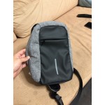 Мъжка чанта с презрамка за рамото за носене от ляво или от дясно с USB изход иводоустойчиво покритие и скрит цип 