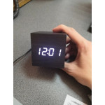 Елегантен мини настолен часовник и термометър, имитация на дървено кубче в различни цветове