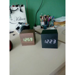 Елегантен мини настолен часовник и термометър, имитация на дървено кубче в различни цветове